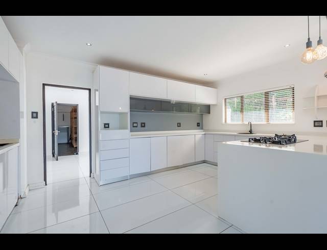 4 BEDROOM HOUSE FOR SALE IN HILLCREST CENTRAL